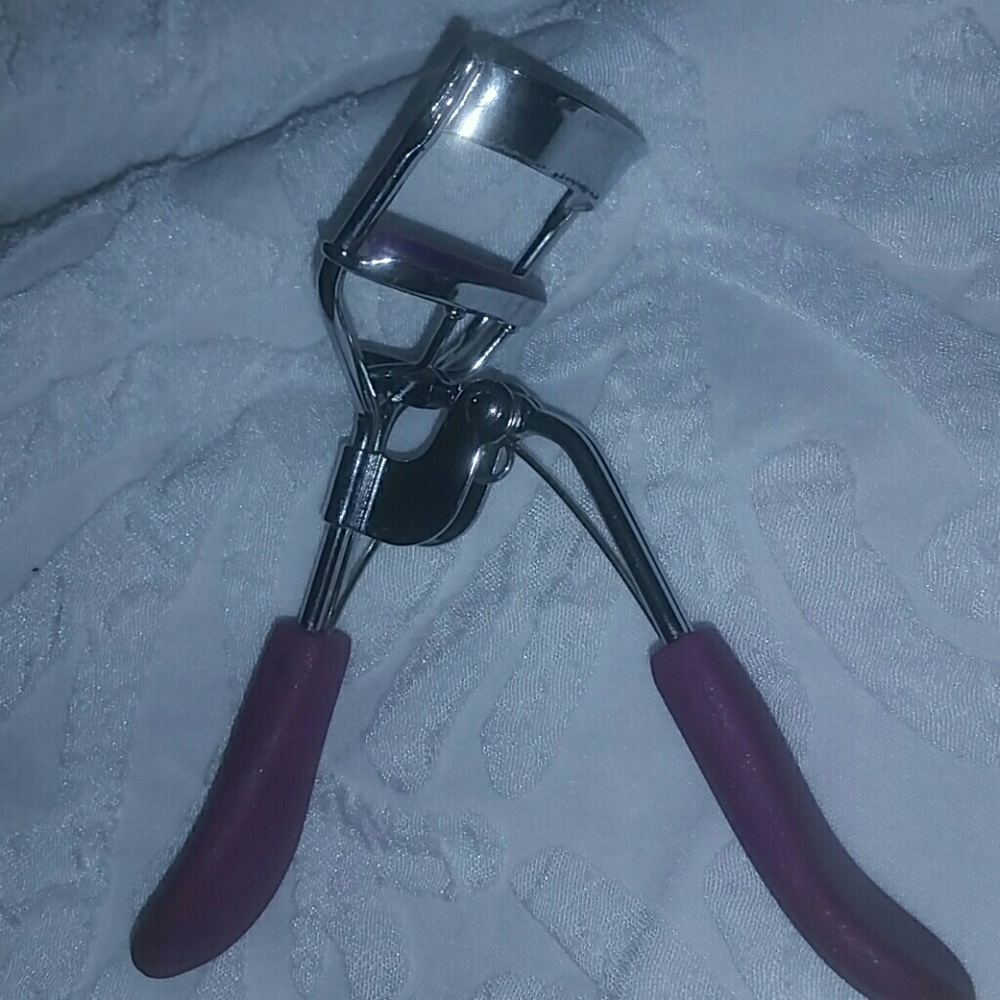 Eyelash curler